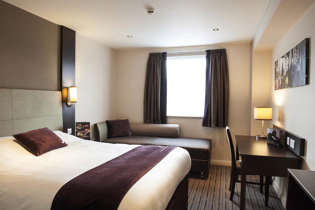 Premier Inn Merthyr Tydfil Esterno foto